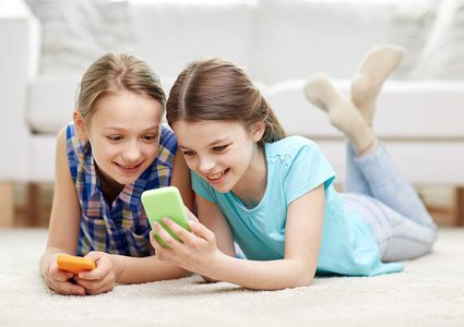 في أي سن تشتري لطفلك هاتفا محمولا؟