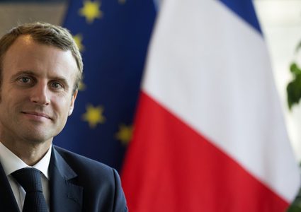 أكاديمي يدعو ماكرون لأن يكون رئيساً أديباً