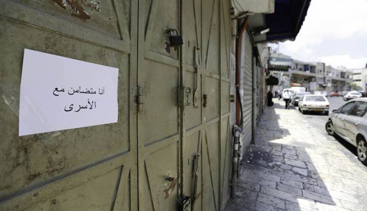 إضراب تجاري في طولكرم دعمًا للأسرى