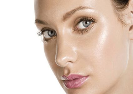 كيف تتحكمين بلمعان بشرتك في الصيف؟