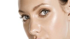 كيف تتحكمين بلمعان بشرتك في الصيف؟