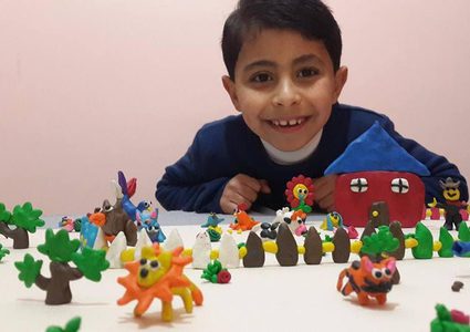 عمر... طفل يحاكي الرسوم المتحركة "بالصلصال"