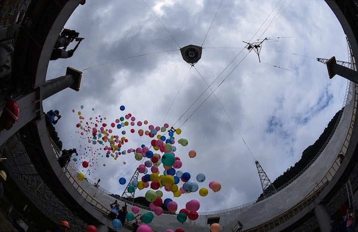 تلسكوب بمساحة (30)ملعبًا للبحث عن مخلوقات فضائية!