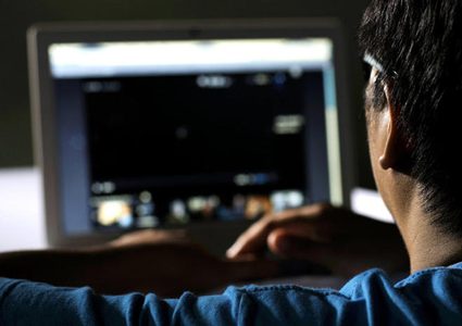 روسي يزرع بوصلة إلكترونية في صدره.