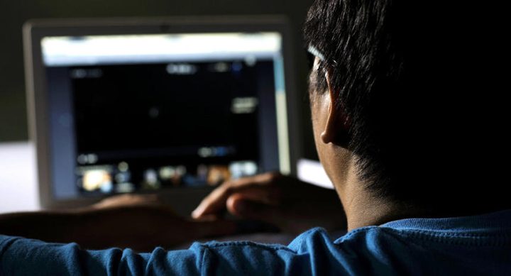 روسي يزرع بوصلة إلكترونية في صدره.