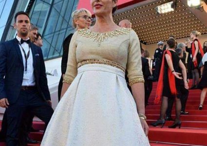 وزيرة الثقافة الإسرائيلية ترتدي ثوباً يحمل صورة الأقصى!