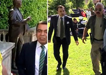 أردوغان يشاهد إعتداء حراسه على محتجين (فيديو)