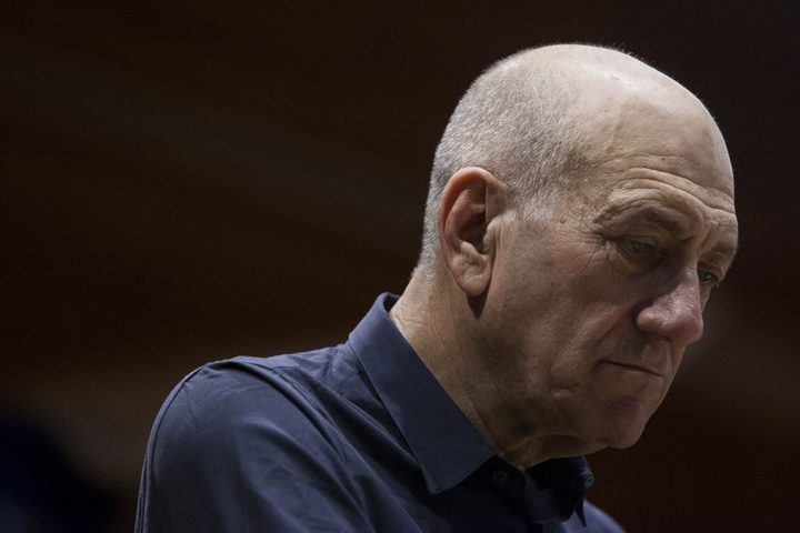 ضبط محاولة لتهريب وثائق سرية لأولمرت