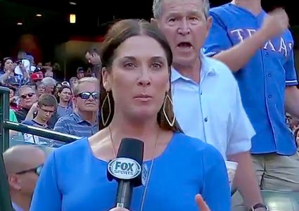 شاهد جورج بوش يزعج مراسلة تلفزيونية أثناء التصوير