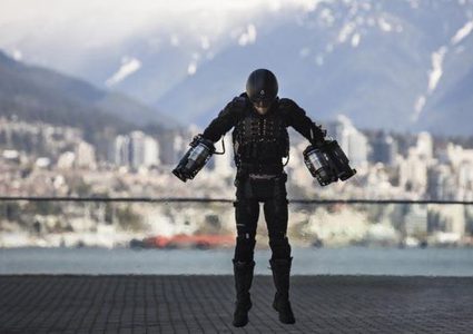 مخترع بريطاني ينجح بالتحليق ببذلة Iron man