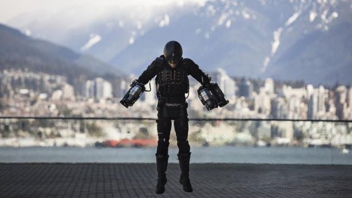 مخترع بريطاني ينجح بالتحليق ببذلة Iron man