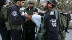 الاحتلال يعتقل سبعة شبان ويصيب آخرين في قلقيلية