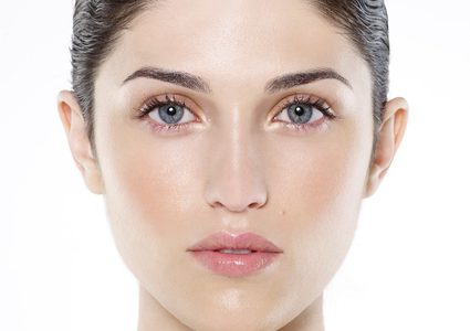 كيف تقومين بتطبيق الماكياج بدون كريم أساس