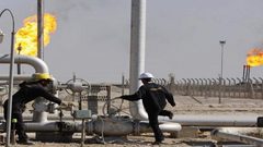 النفط يرتفع بفعل توقعات تمديد خفض الإنتاج