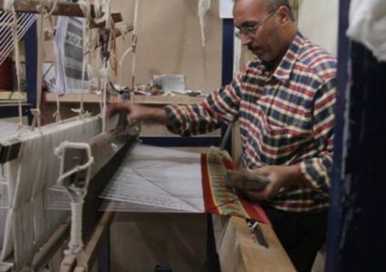 اقدم صانع للبسط يتحدى التقدم للحفاظ على تراث مهنته