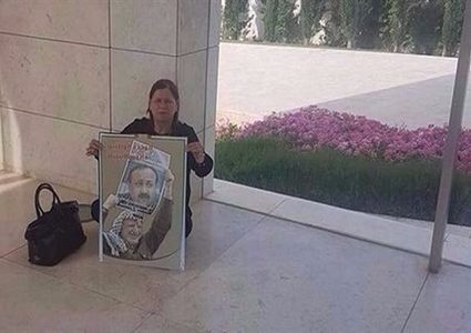 فدوى البرغوثي تفض اعتصامها