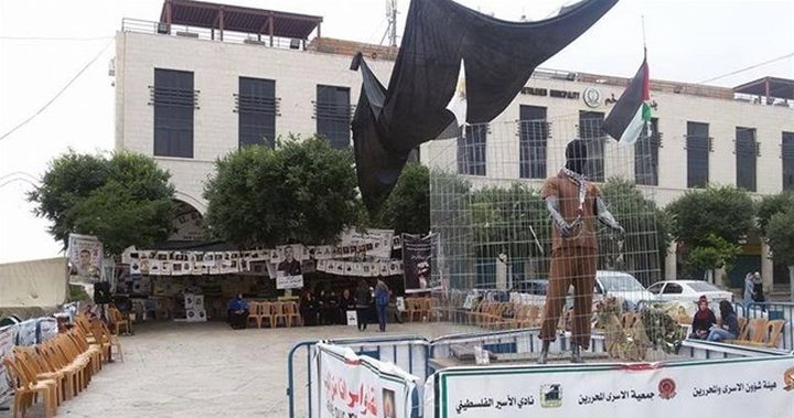 مجسم أسير في ساحة المهد قبيل زيارة ترامب