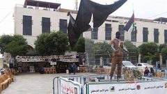 مجسم أسير في ساحة المهد قبيل زيارة ترامب