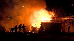 اندلاع حريق جراء قنابل الاحتلال في جيوس