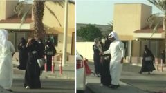 بالفيديو: شاهد .. سعودي يفاجئ زوجته أمام جامعتها بطريقة رومانسية !