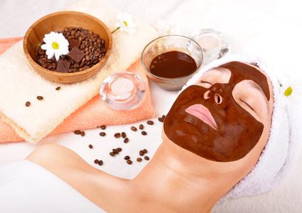 تقشير الوجه وتبيضه بالقهوة