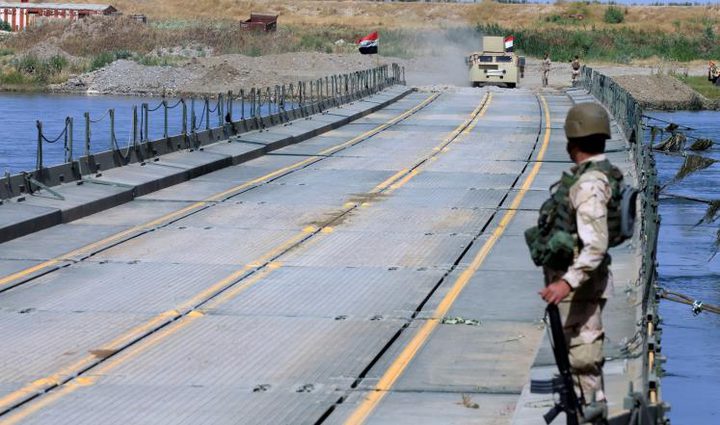 العراق تنصب جسراً عائماً يربط غرب الموصل بشرقها
