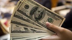 الدولار يتعافى من أدنى مستوياته في ستة أشهر ونصف