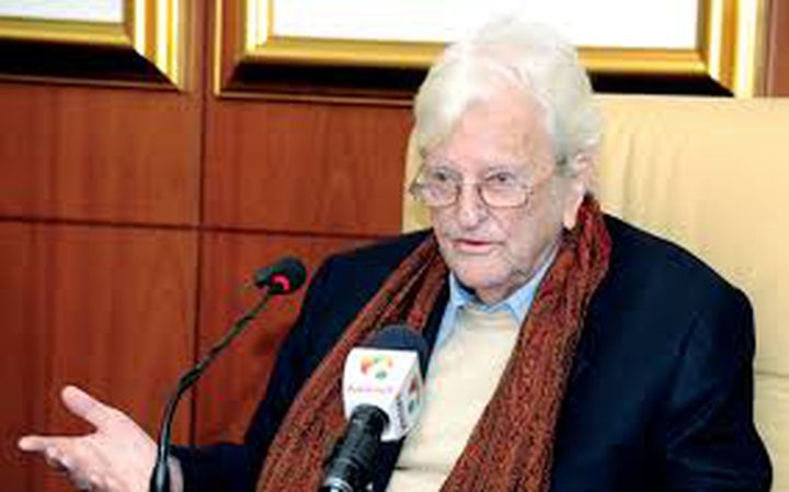 وفاة المترجم والأديب البريطاني دينيس جونسون