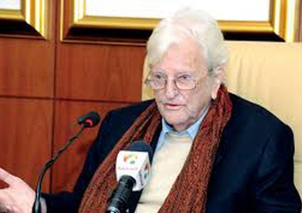 وفاة المترجم والأديب البريطاني دينيس جونسون