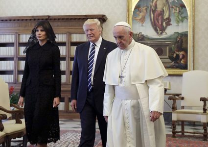 البابا فرنسيس يستقبل ترامب بتجهم