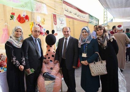 بالسنارة والصوف... يصنعن لقمة العيش وينسجن خيوط الأمل