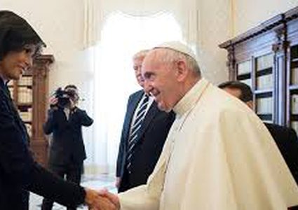 البابا يحرج ميلانيا أمام عدسات الكاميرا