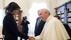 البابا يحرج ميلانيا أمام عدسات الكاميرا