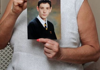 سيدة تعثر على إبنها بسب تفجيرات لندن