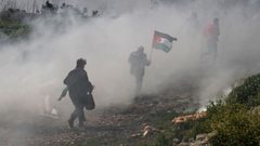 إصابة شاب بجروح والعشرات بالاختناق في كفر قدوم