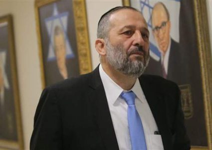 وزير اسرائيلي في دائرة تحقيقات الفساد