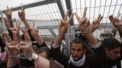 الأسرى يطالبون بالاعتراف بهم "أسرى حرب"