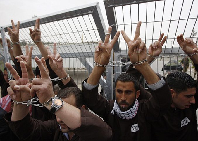 الأسرى يطالبون بالاعتراف بهم "أسرى حرب"