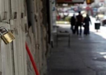 الإحتلال يقتحم بيت جالا ويغلق محلاً تجارياً(فيديو)