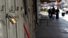 الإحتلال يقتحم بيت جالا ويغلق محلاً تجارياً(فيديو)