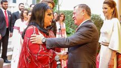 الملك عبدالله يكرم سميرة توفيق في عيد إستقلال الأردن