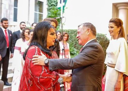 الملك عبدالله يكرم سميرة توفيق في عيد إستقلال الأردن