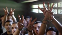 ما تفاصيل الاتفاق بين الأسرى وإدارة السجون؟! (فيديو)