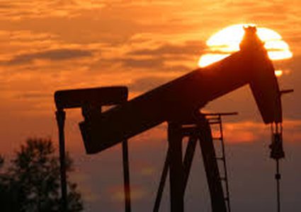 أسعار النفط الأمريكي تقلص خسائرها الأسبوعية