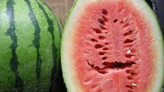 اذا رأيت هذه التشققات في البطيخ قم برميها فورا