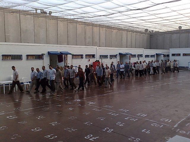 ثمانية أسرى يدخلون أعواما جديدة في السجون بينهم اثنان محكومان بالمؤبد