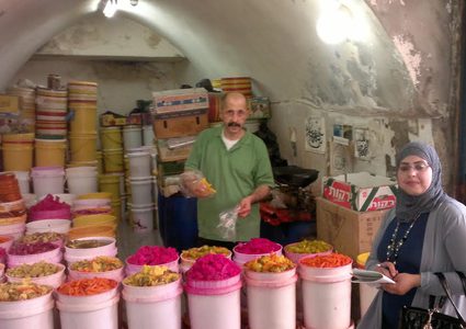 "علام العمد" ثلاثون عاماً في كار المخللات والعطاء مستمر