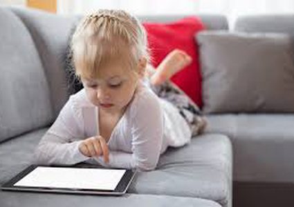 الأجهزة الإلكترونية وتأثيرها على النطق عند الأطفال