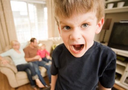 مواقع التواصل الإجتماعي سبب في مشاكل الأطفال