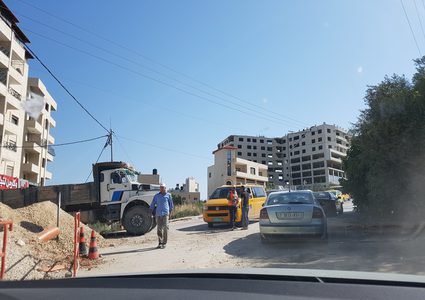 حفريات تعيق حركة السير بمدخل نابلس... من المسؤول؟